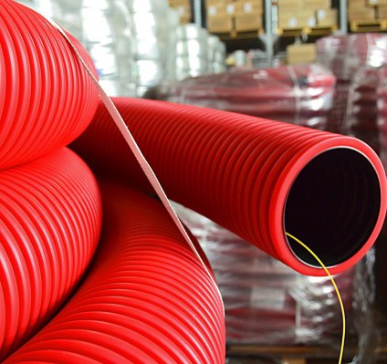 Труба гофрированная защитная ПНД красная двухслойная для прокладки кабеля